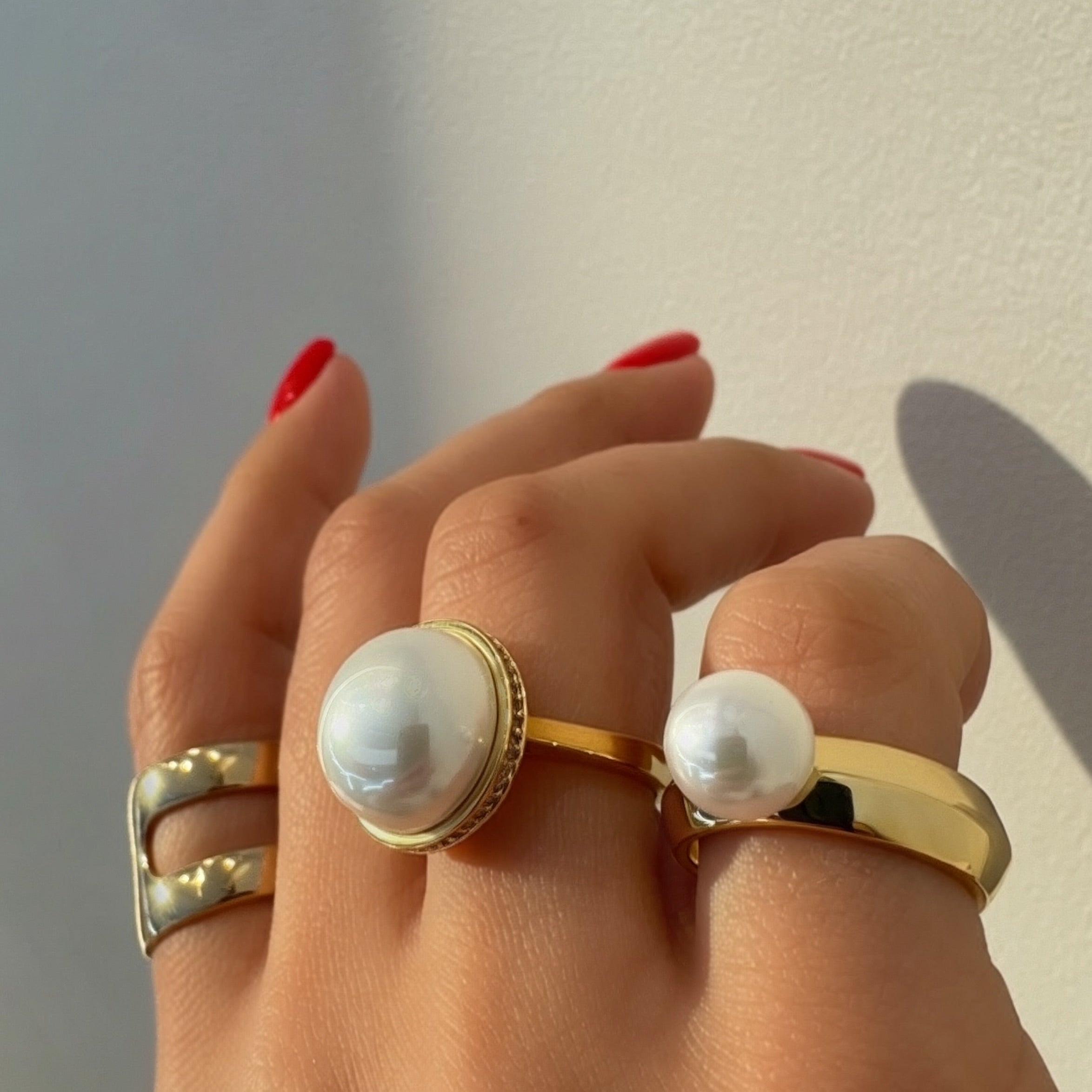 Shell and zirconia ring [Villa Valentina]